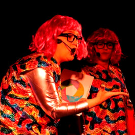 Esther Abellán actuando en CÓDIGOS (Infantil, ODS) Actriz (texto de Begoña Abellán). 