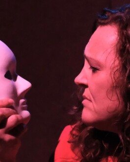 Esther Abellán sosteniendo una máscara teatral 