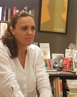 Esther Abellán en la presentación de uno de sus libros