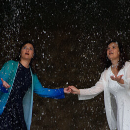 Esther Abellán interpretando EL VIENTRE DEL AGUA (Poesía escénica) con El Petit Cel 